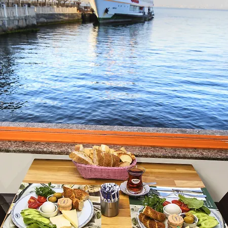 Couette-café Mom Adalar